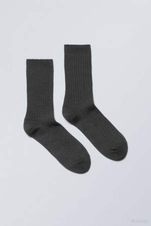 Weekday Pond リブ付き Socks 暗グレー | AVDK6051